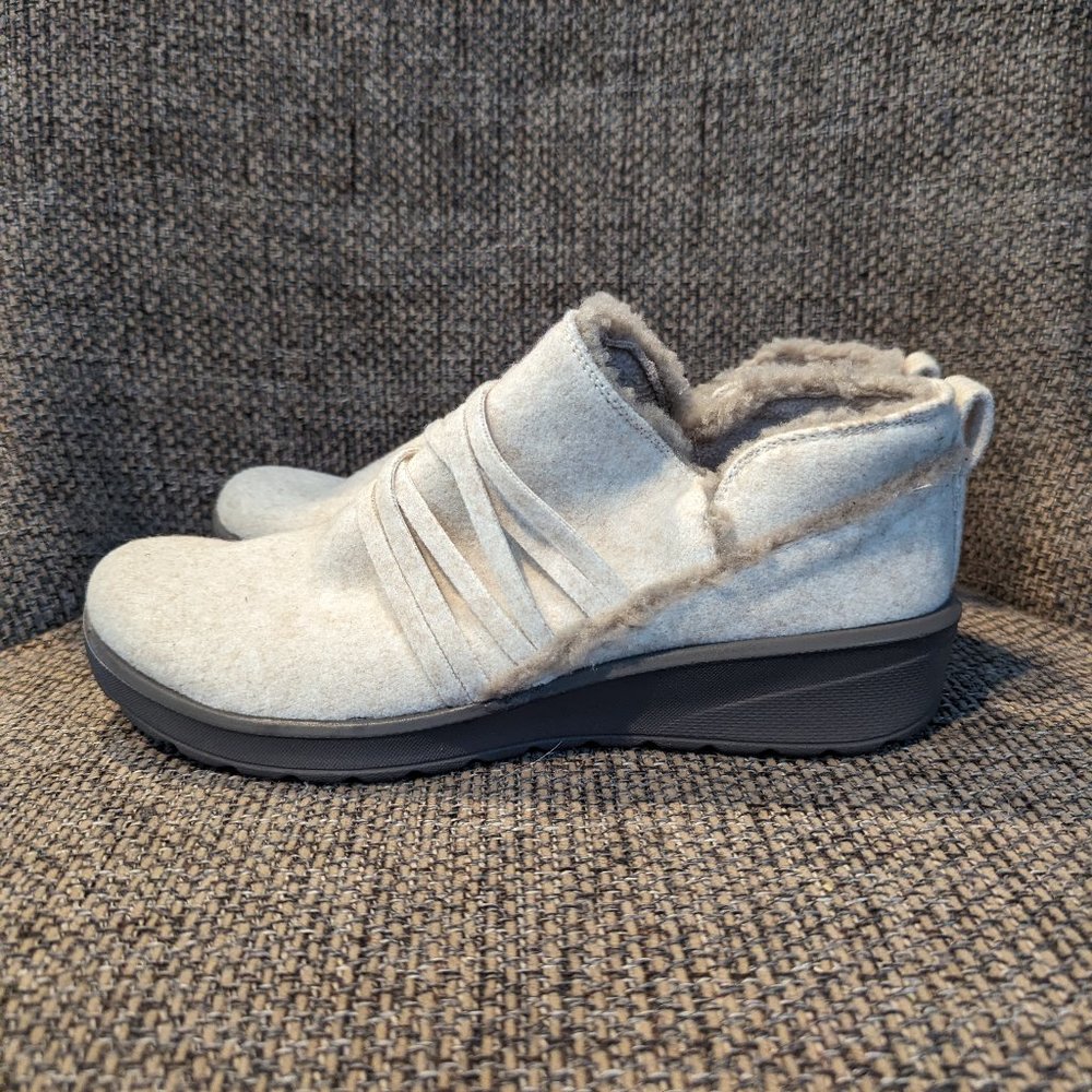 NIB B ZEES GLIDE BOOTS SIZE 8.5  COLOR EGGNOG